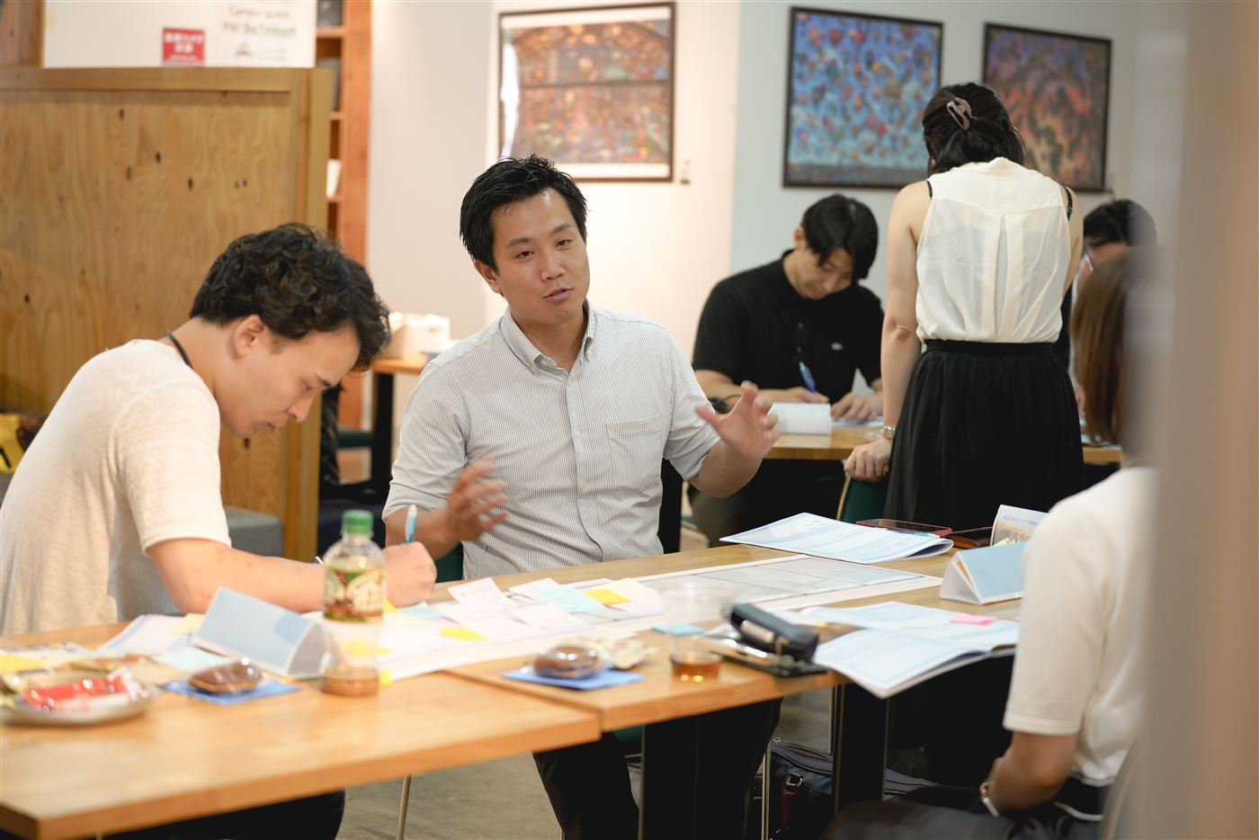 アイデアや方向性について議論する様子