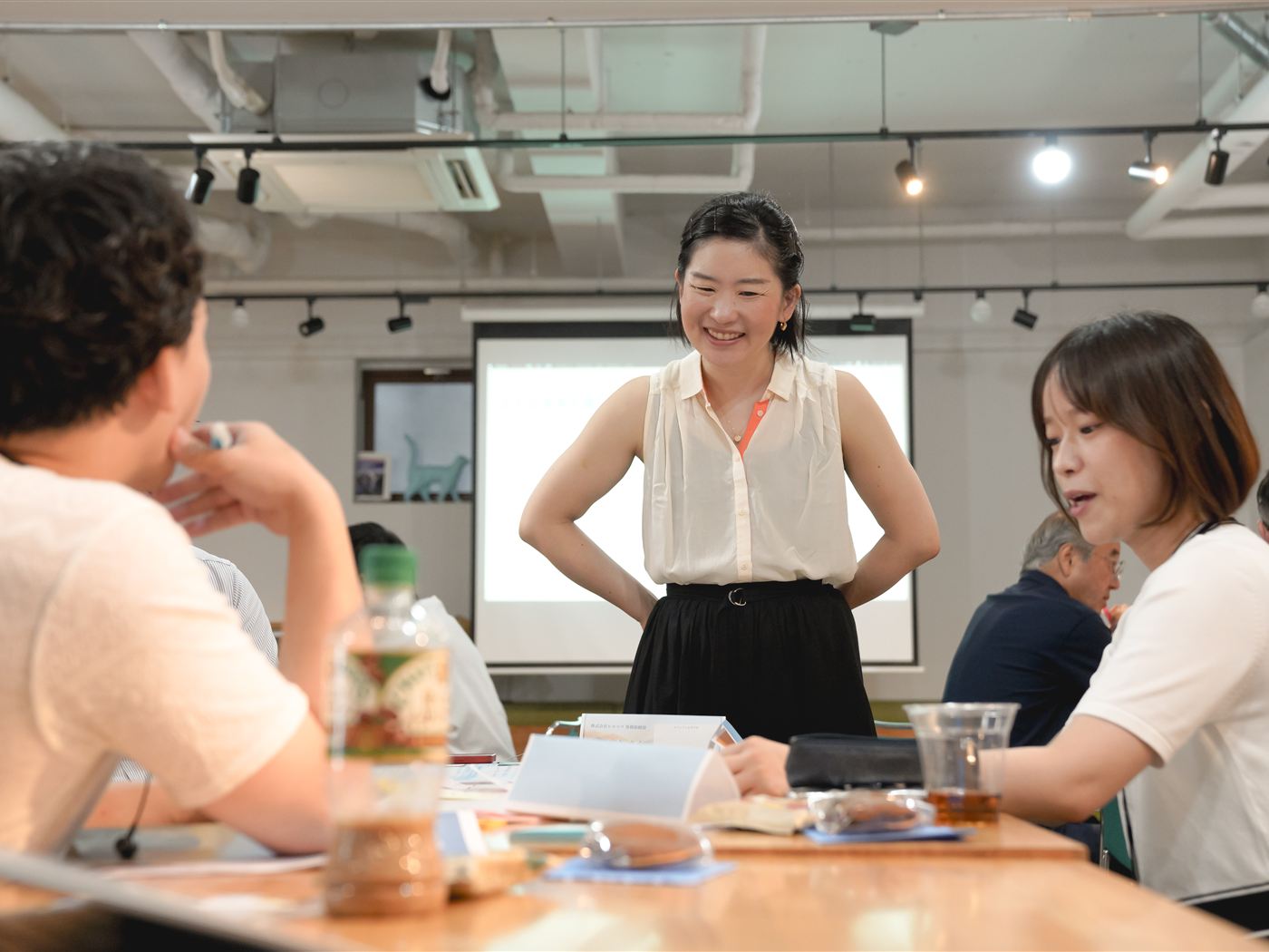 参加者どうしがアイデアや方向性について話し合う様子
