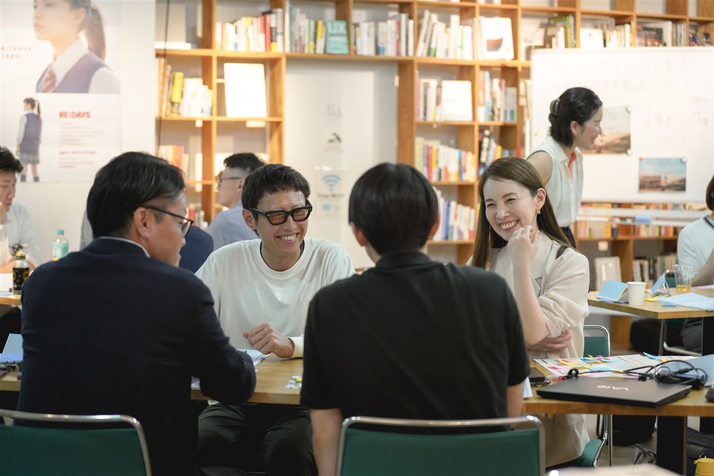 参加者どうしが笑顔で交流する様子